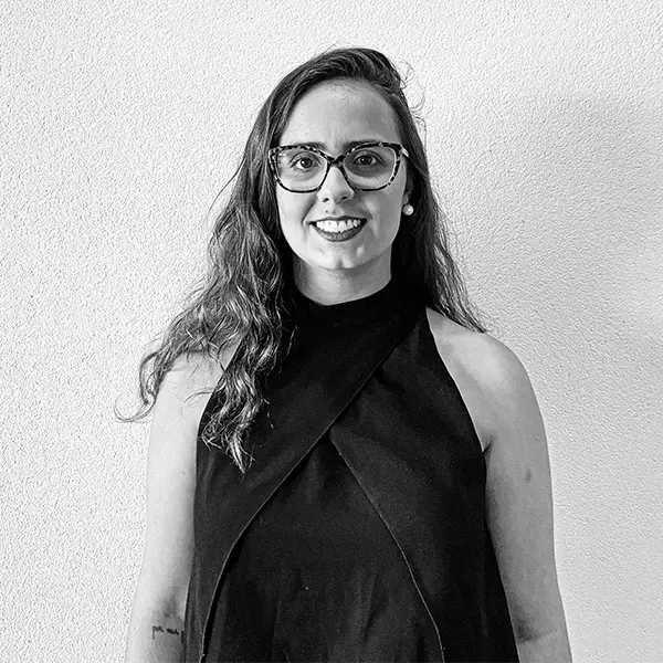 Foto em preto e branco da arquiteta da Noss Marina Menossi