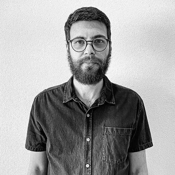 Foto em preto e branco do arquiteto da Noss Renan Sampaio