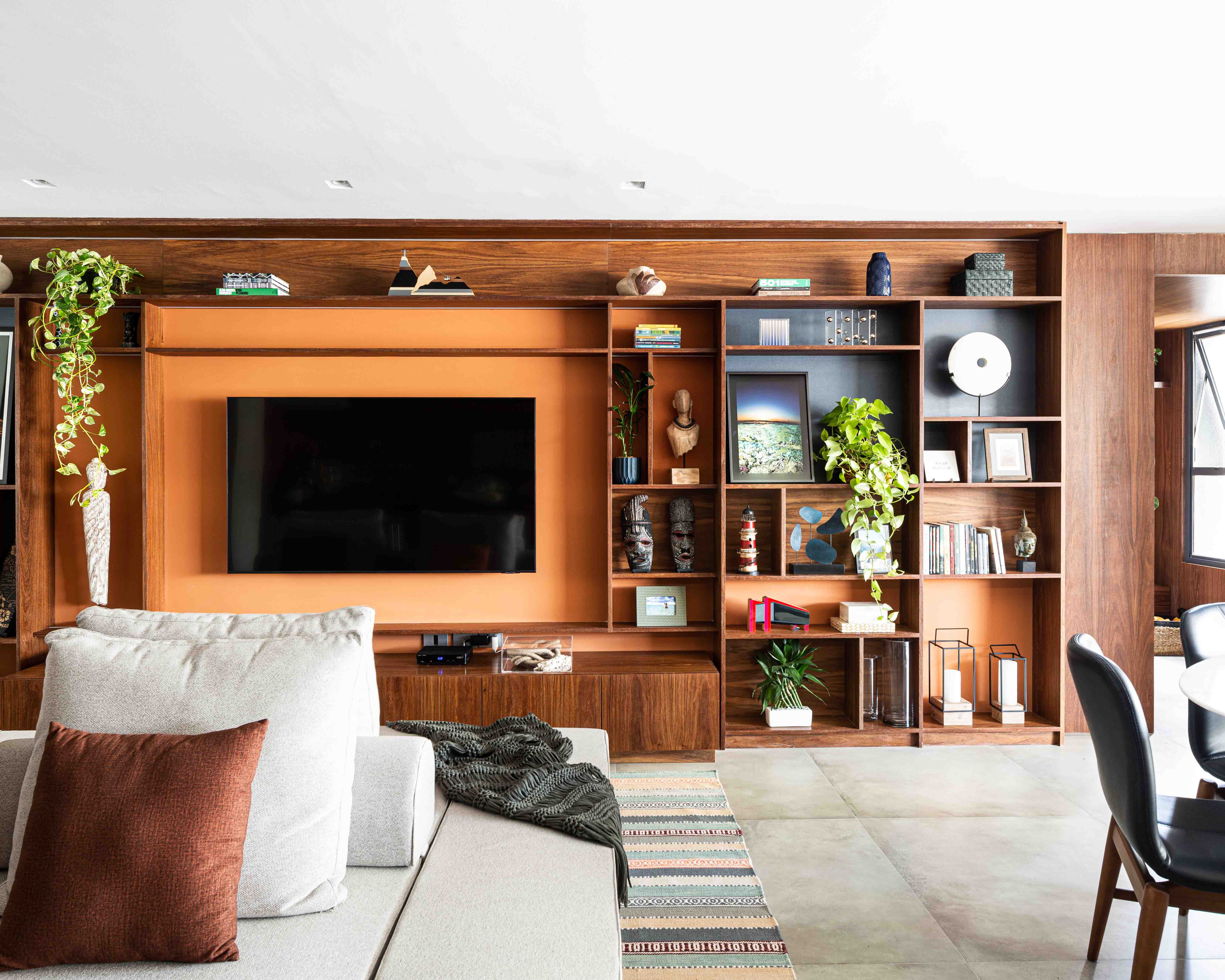 Visão frontal do mural com os produtos da moema