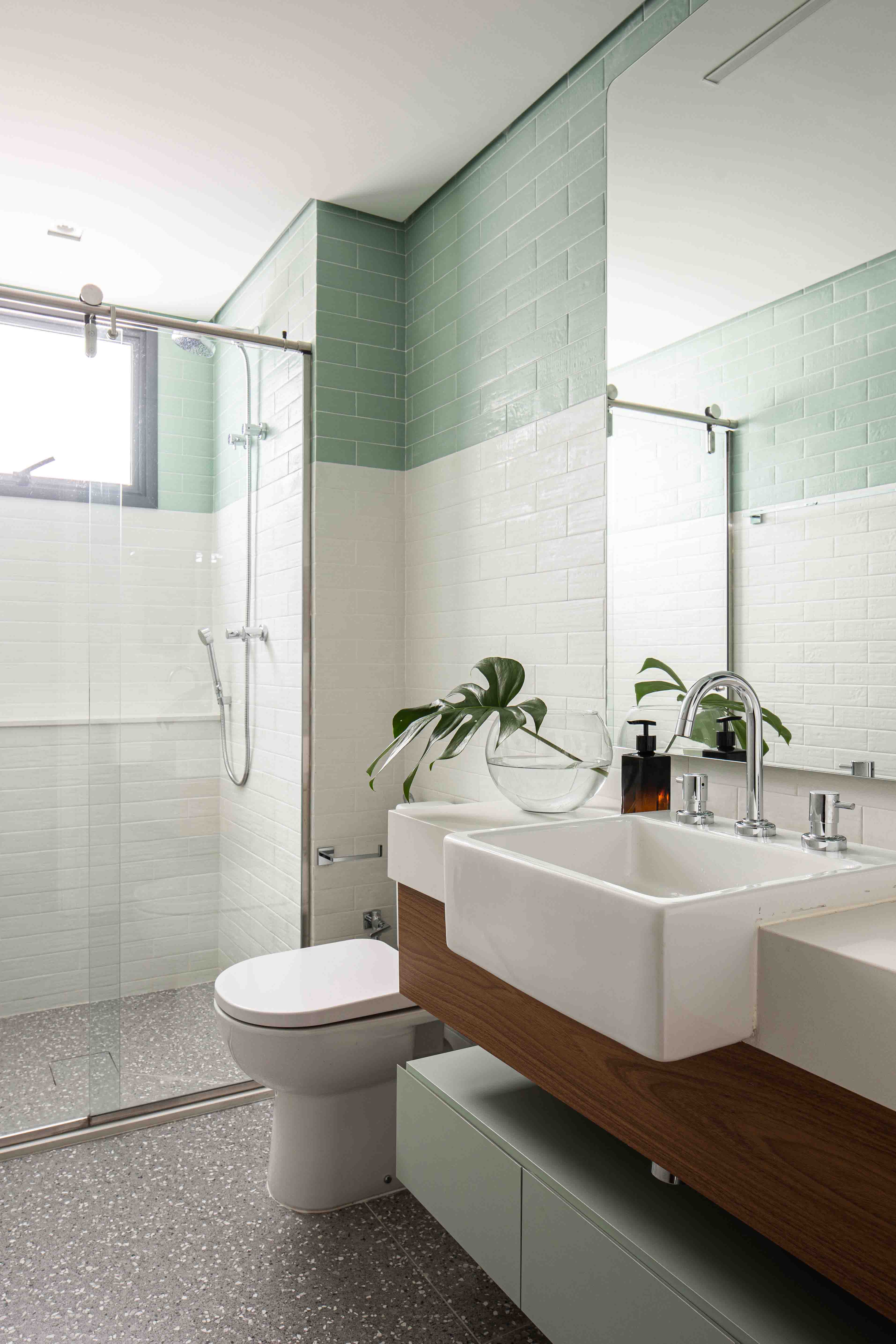 Visão frontal do banheiro