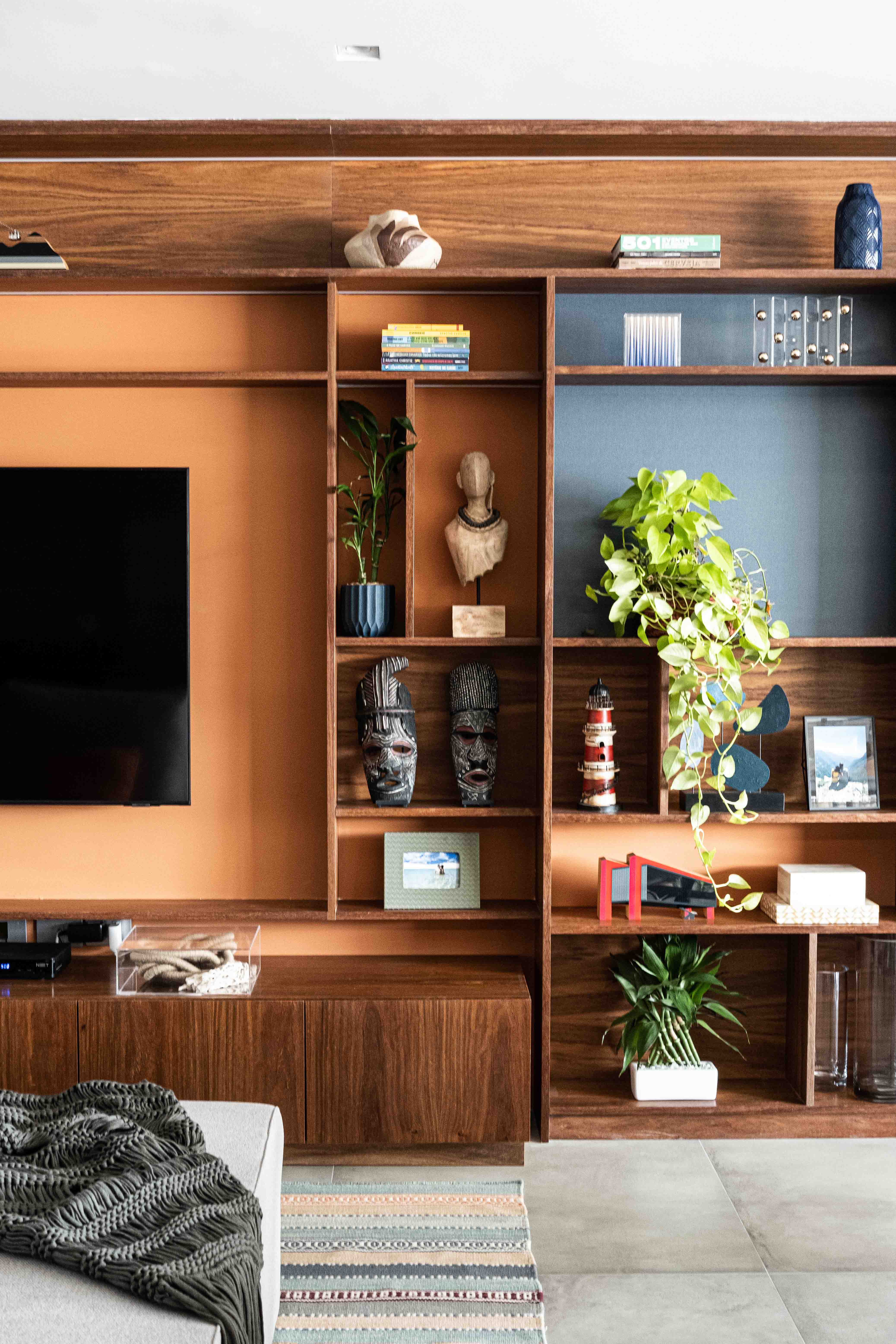 Detalhe de uma das cadeiras de coura na recepção