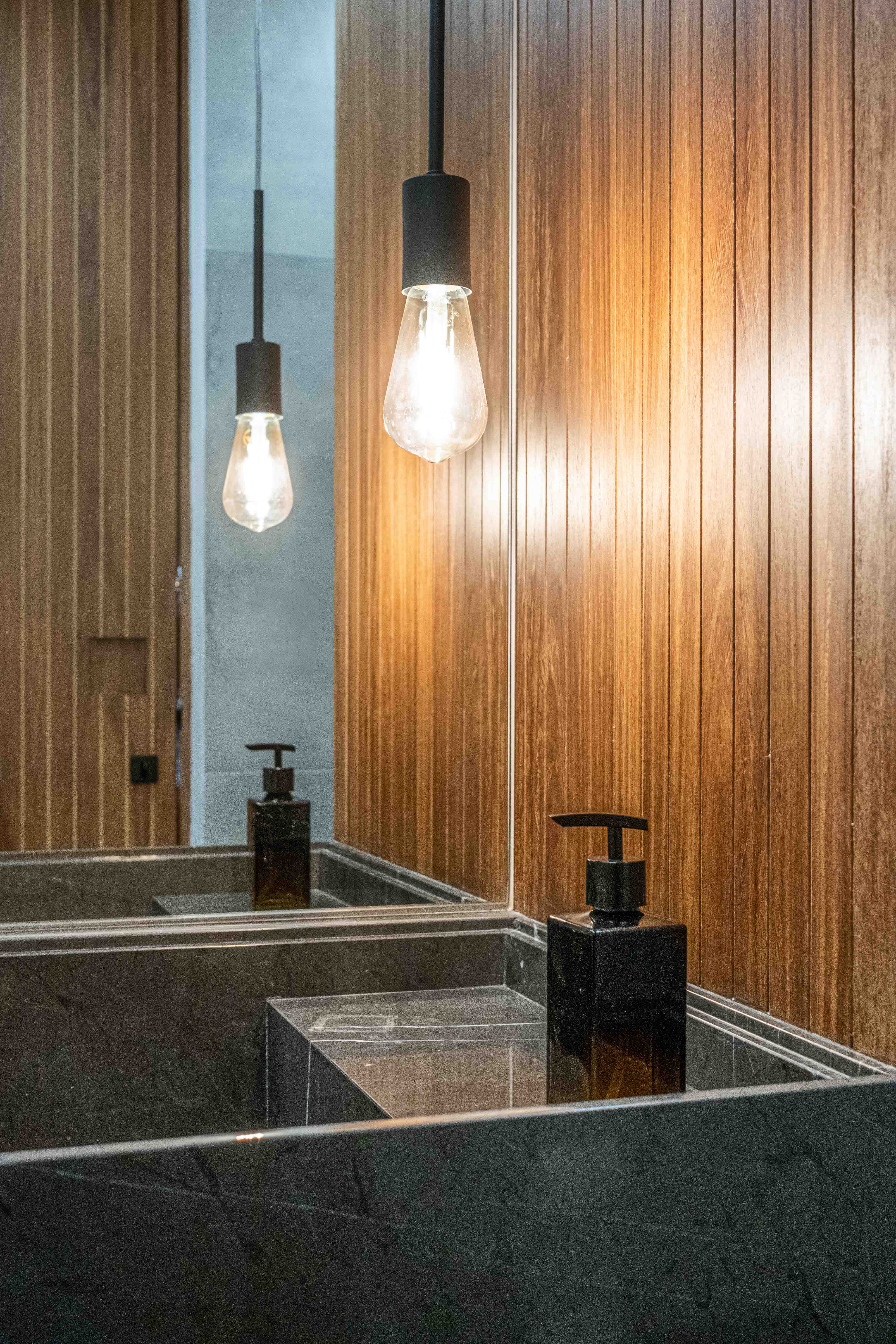 Visão das mesas do escritório