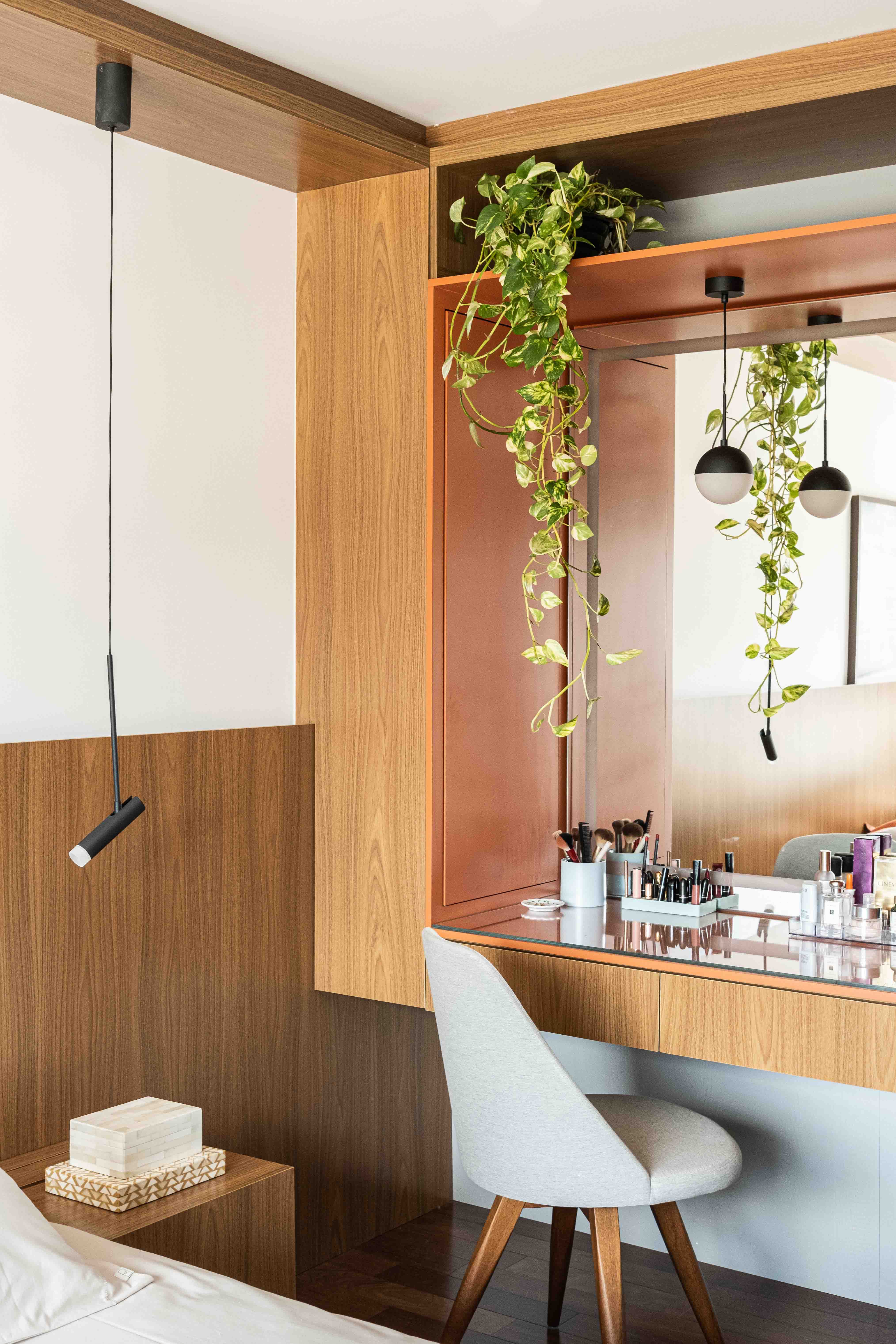 Visão de uma das mesas do escritório