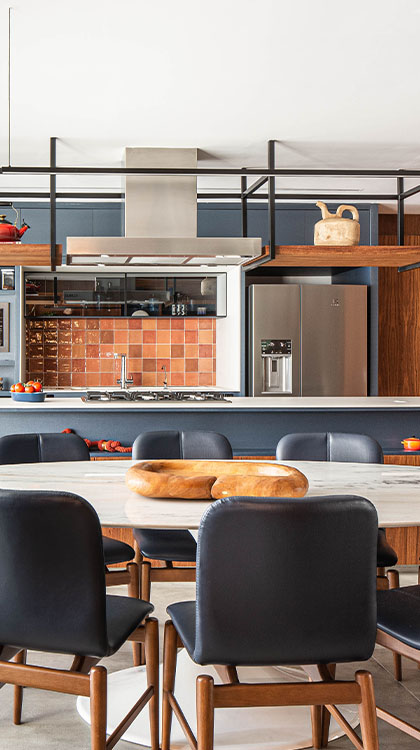 Visão frontal da mesa de jantar