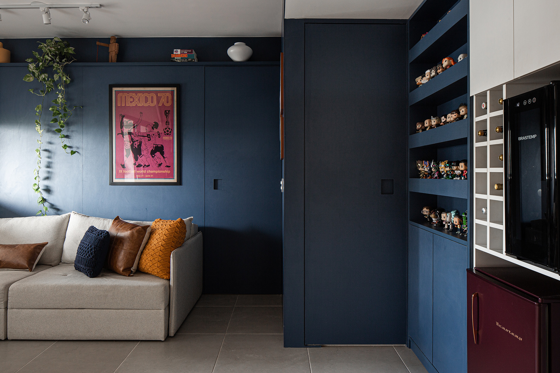 Sala de estar com detalhe das portas