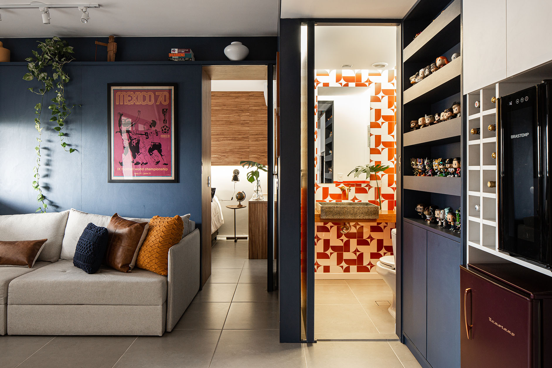 Visão da sala com as portas do banheiro e do quarto abertas