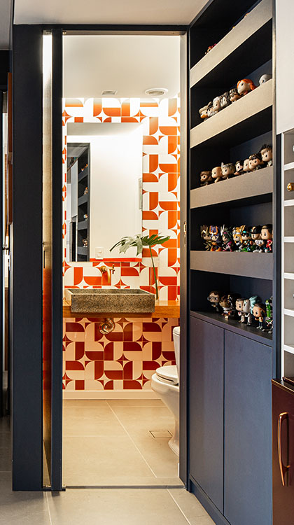 Visão da sala com as portas do banheiro e do quarto abertas