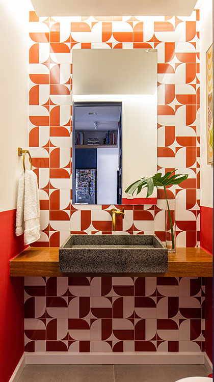 Visão da sala com as portas do banheiro e do quarto abertas