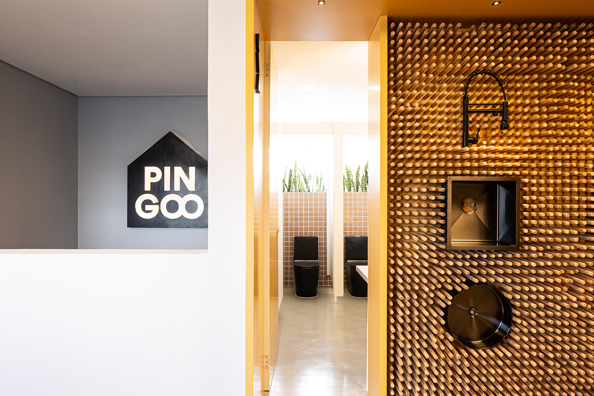 Detalhe da placa do escritório Pingoo