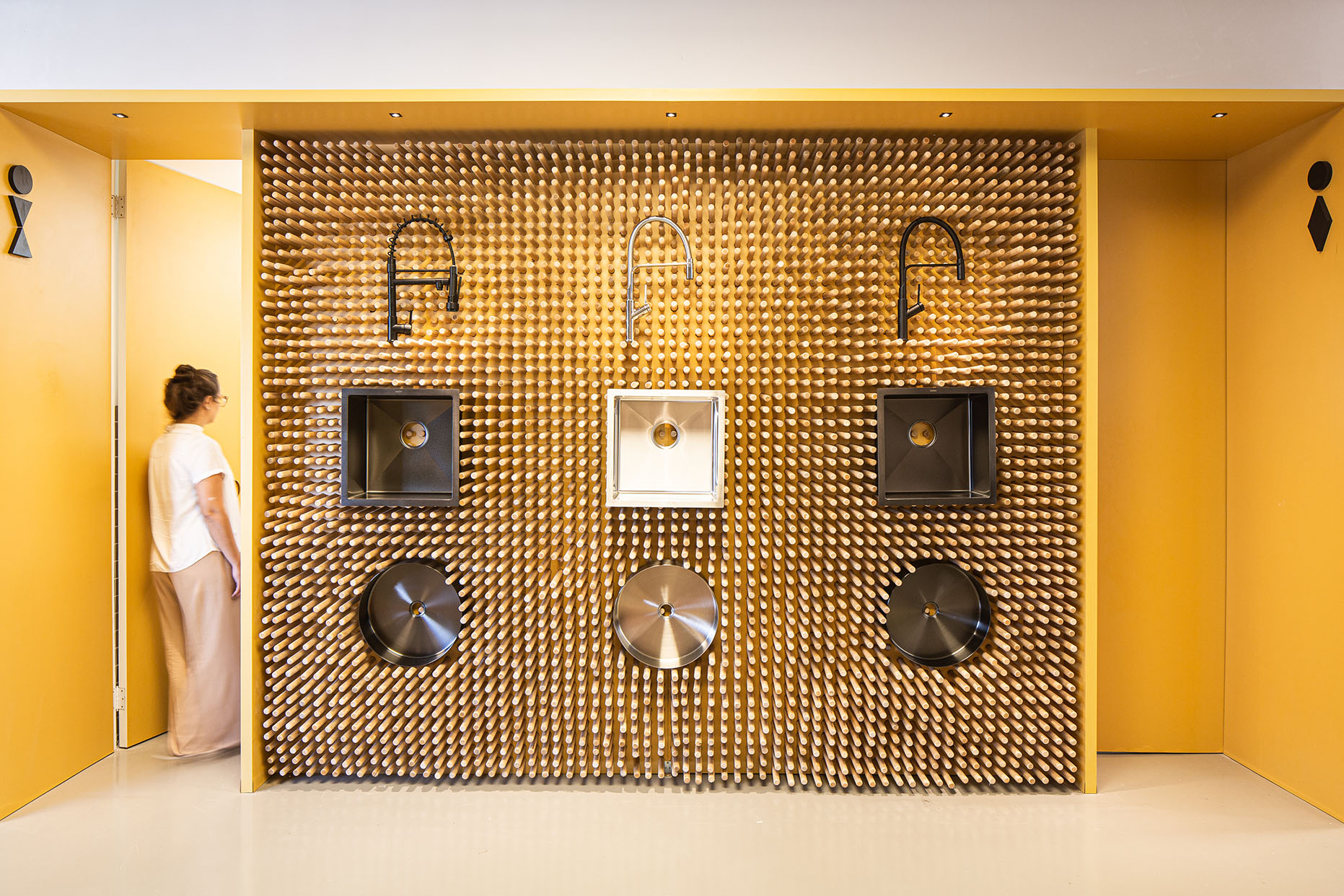 Visão frontal do mural com os produtos da Pingoo