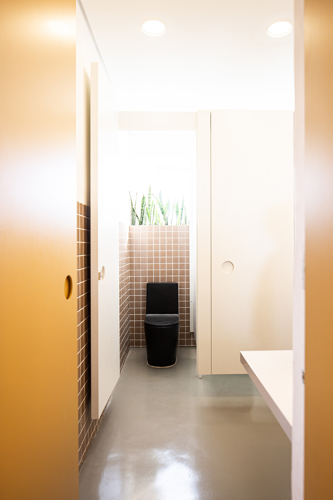 Visão frontal do banheiro