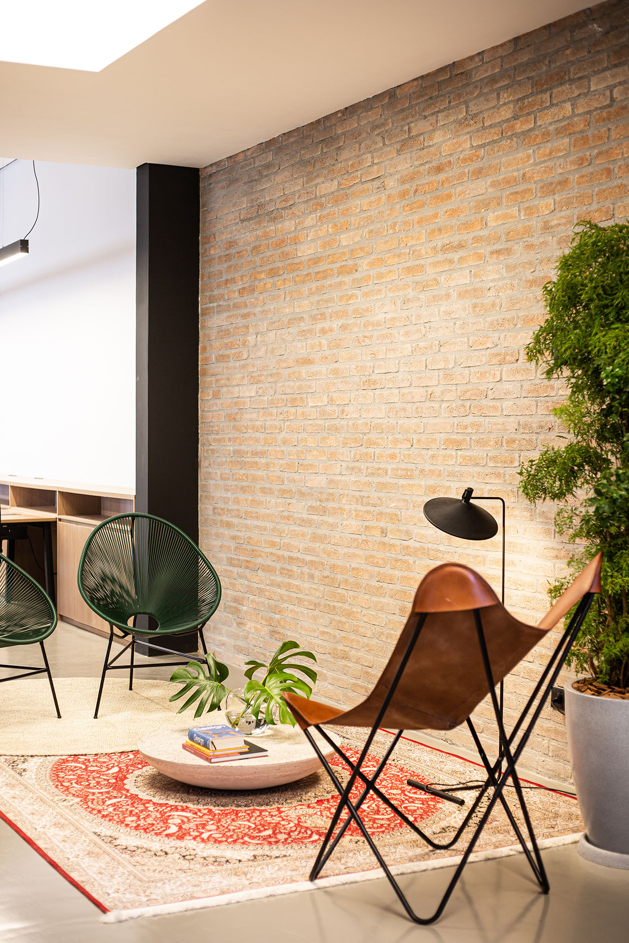 Detalhe de uma das cadeiras de coura na recepção