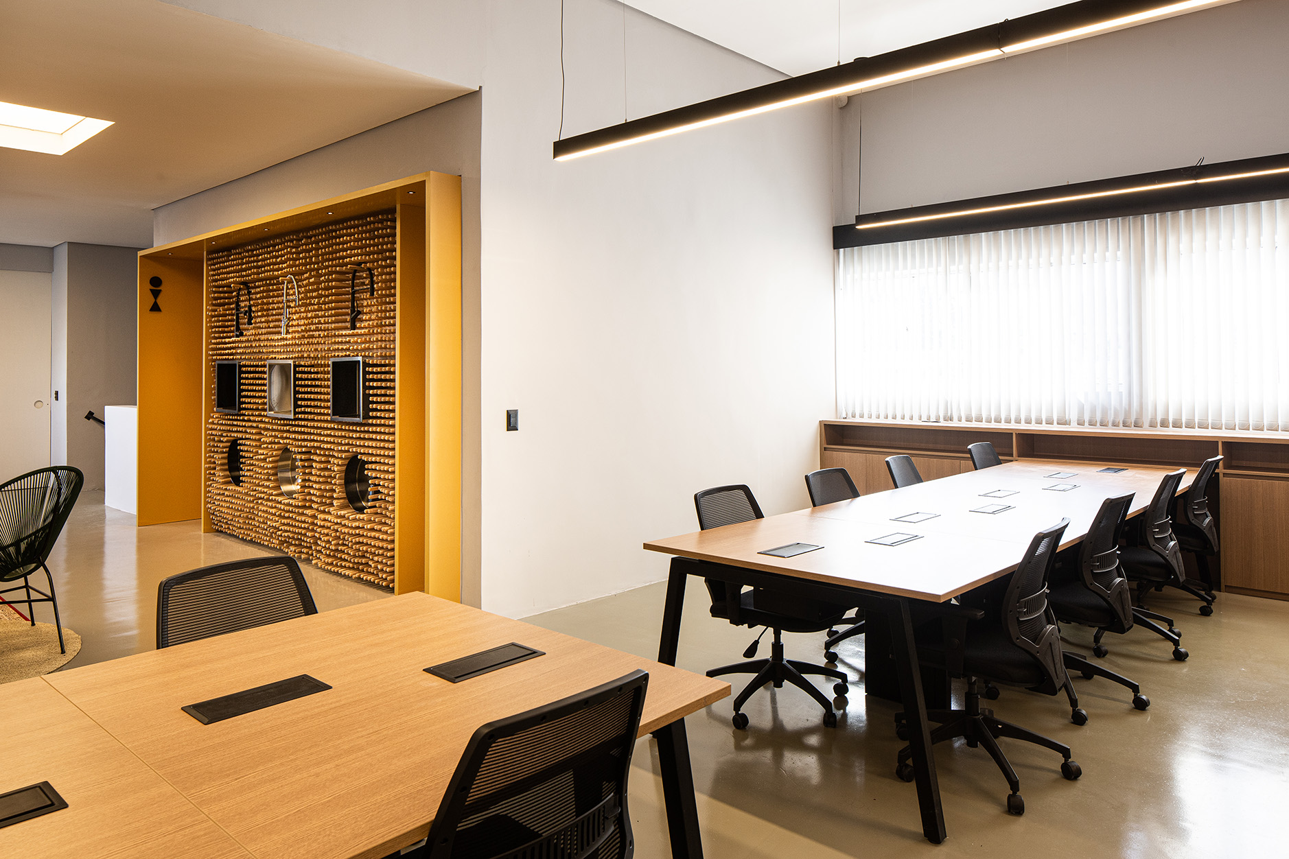 Visão das mesas do escritório