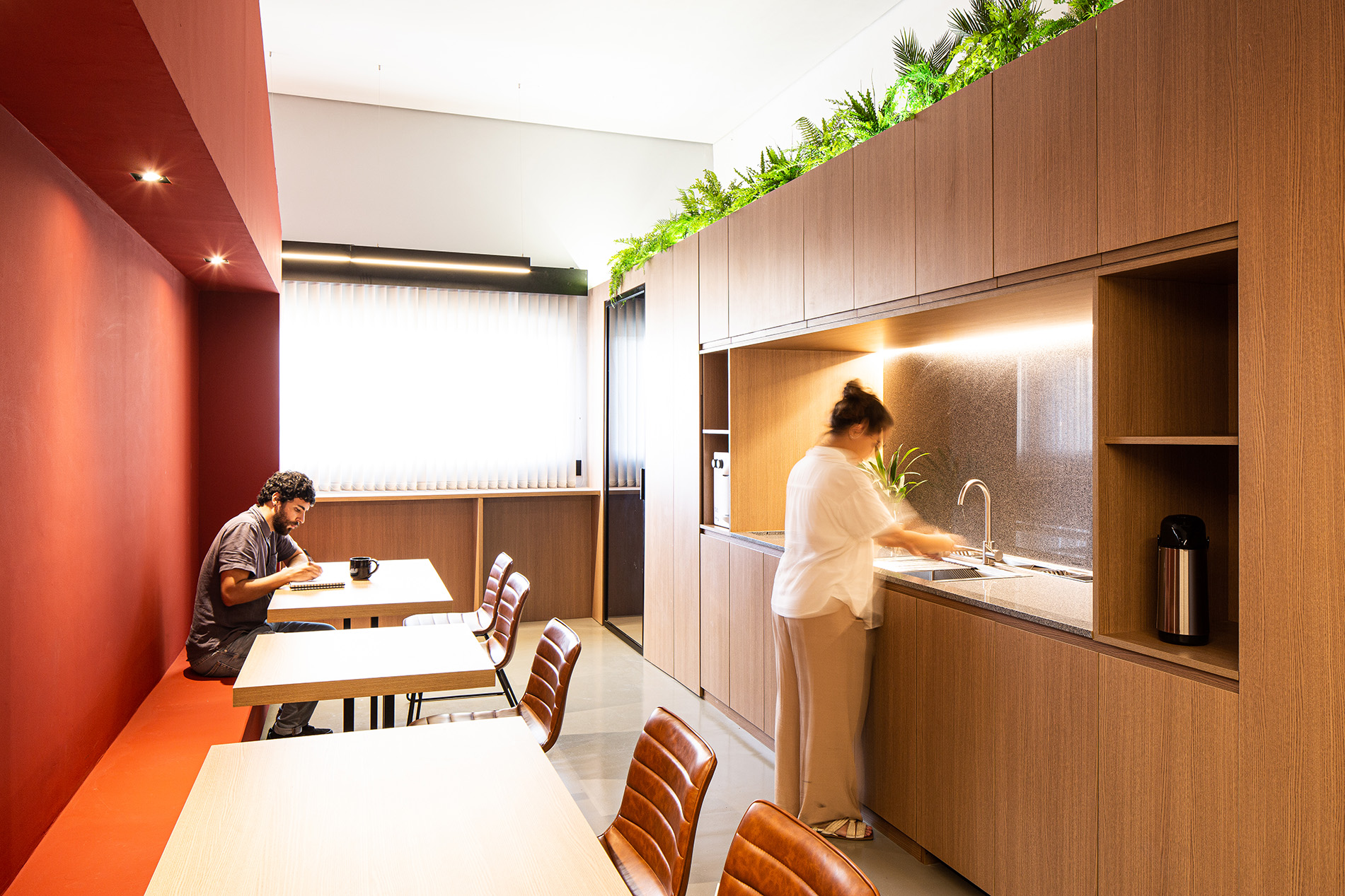 Uma pessoa usando a copa do escritório