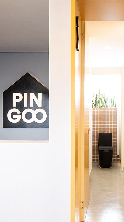 Detalhe da placa do escritório Pingoo