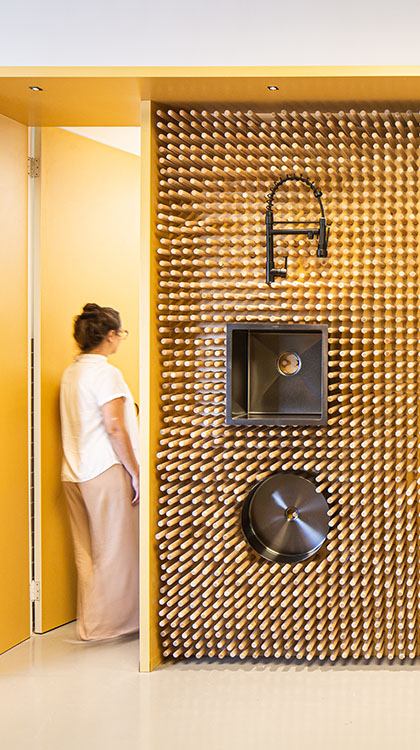 Visão frontal do mural com os produtos da Pingoo