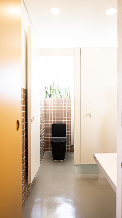 Visão frontal do banheiro