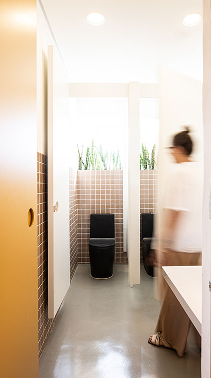 Visão frontal do banheiro