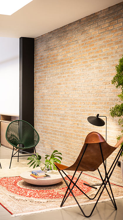 Detalhe de uma das cadeiras de coura na recepção