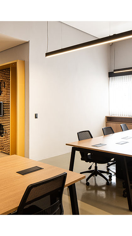 Visão das mesas do escritório