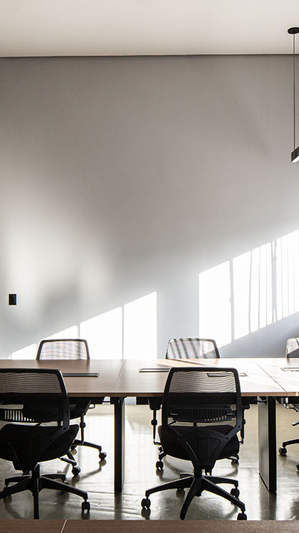 Visão de uma das mesas do escritório