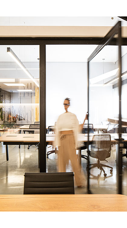 Uma pessoa saindo da sala de reunião