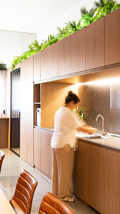 Uma pessoa usando a copa do escritório