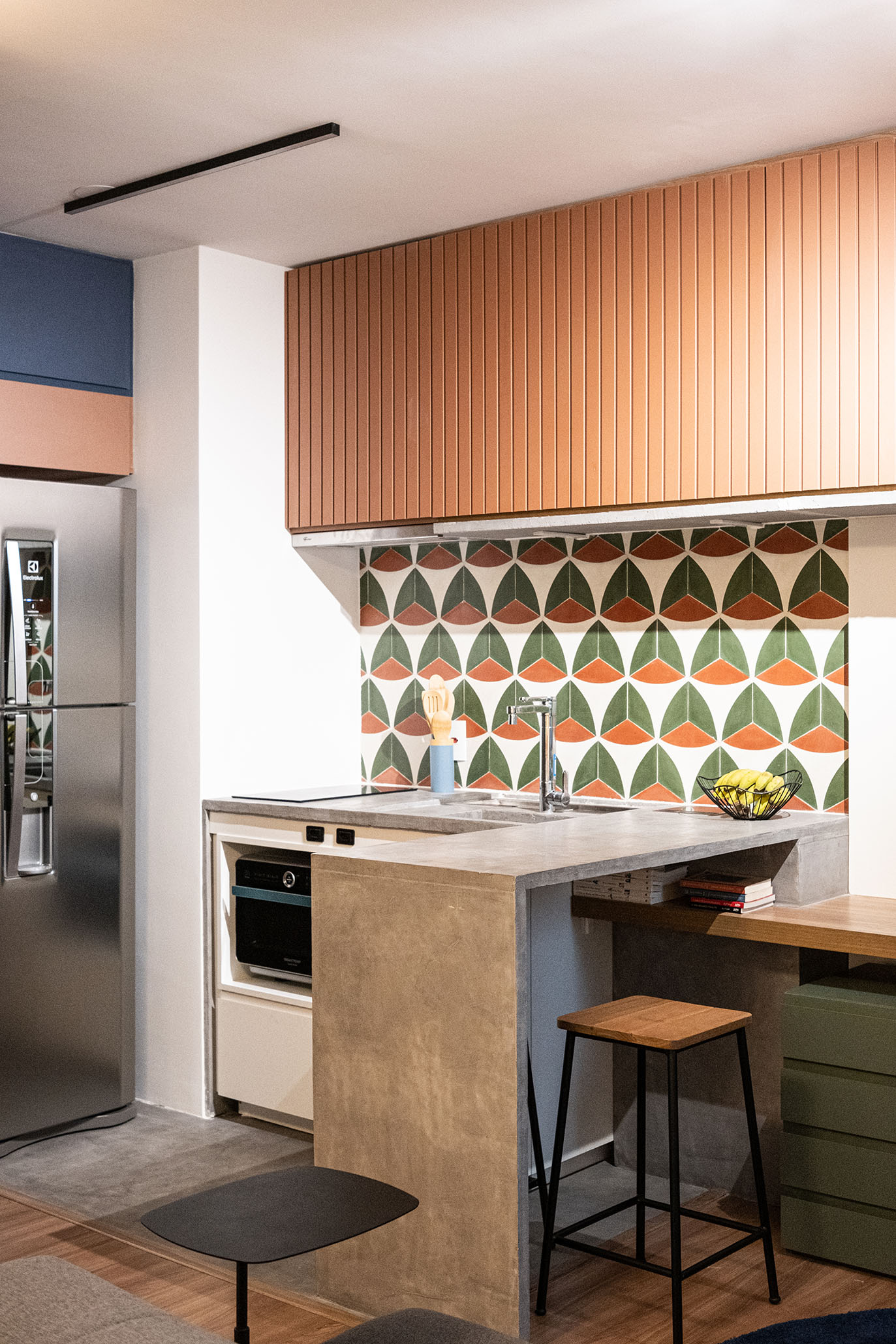 vista frontal da cozinha com a sala de estar