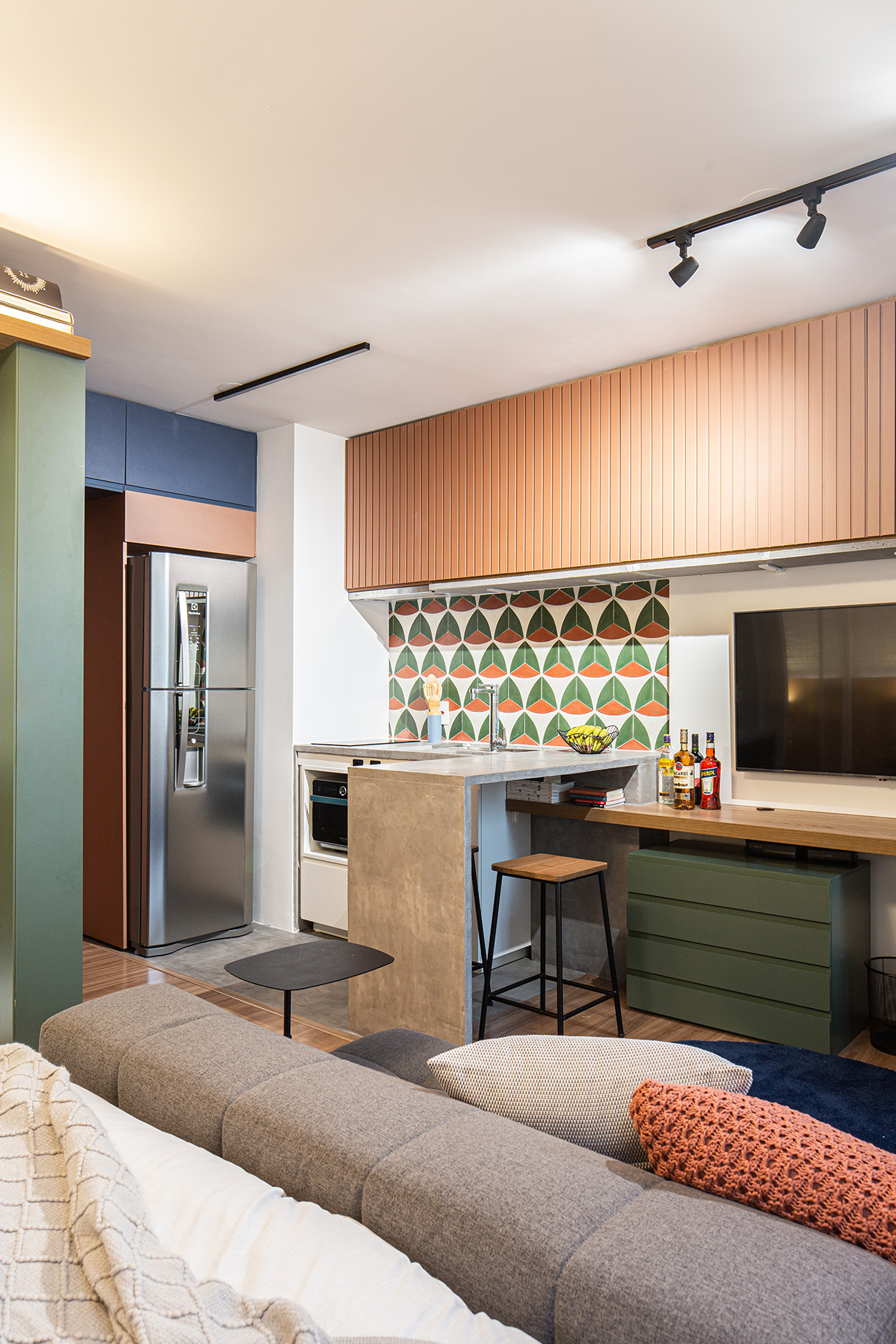 detalhes da cozinha com o gabinete de madeira e a pia de concreto