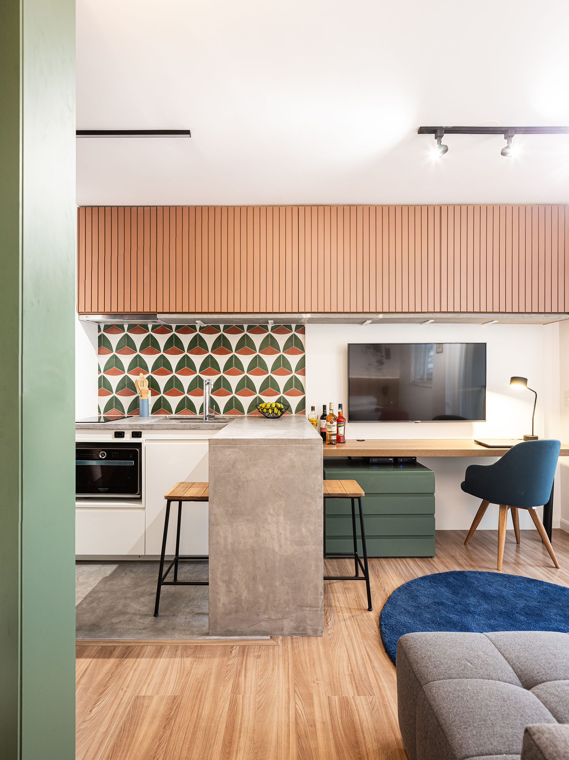 detalhe da porta de entrada com uma mistura de cores em formato geometrico