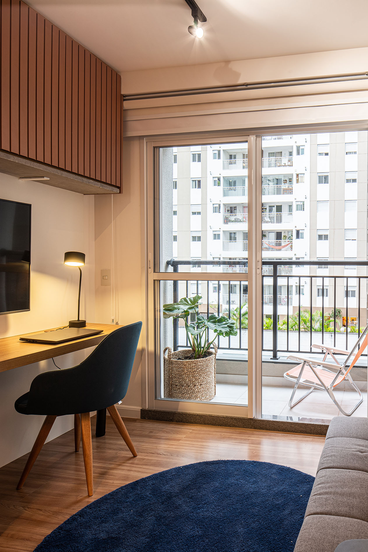 vista frontal do quarto com o sofá