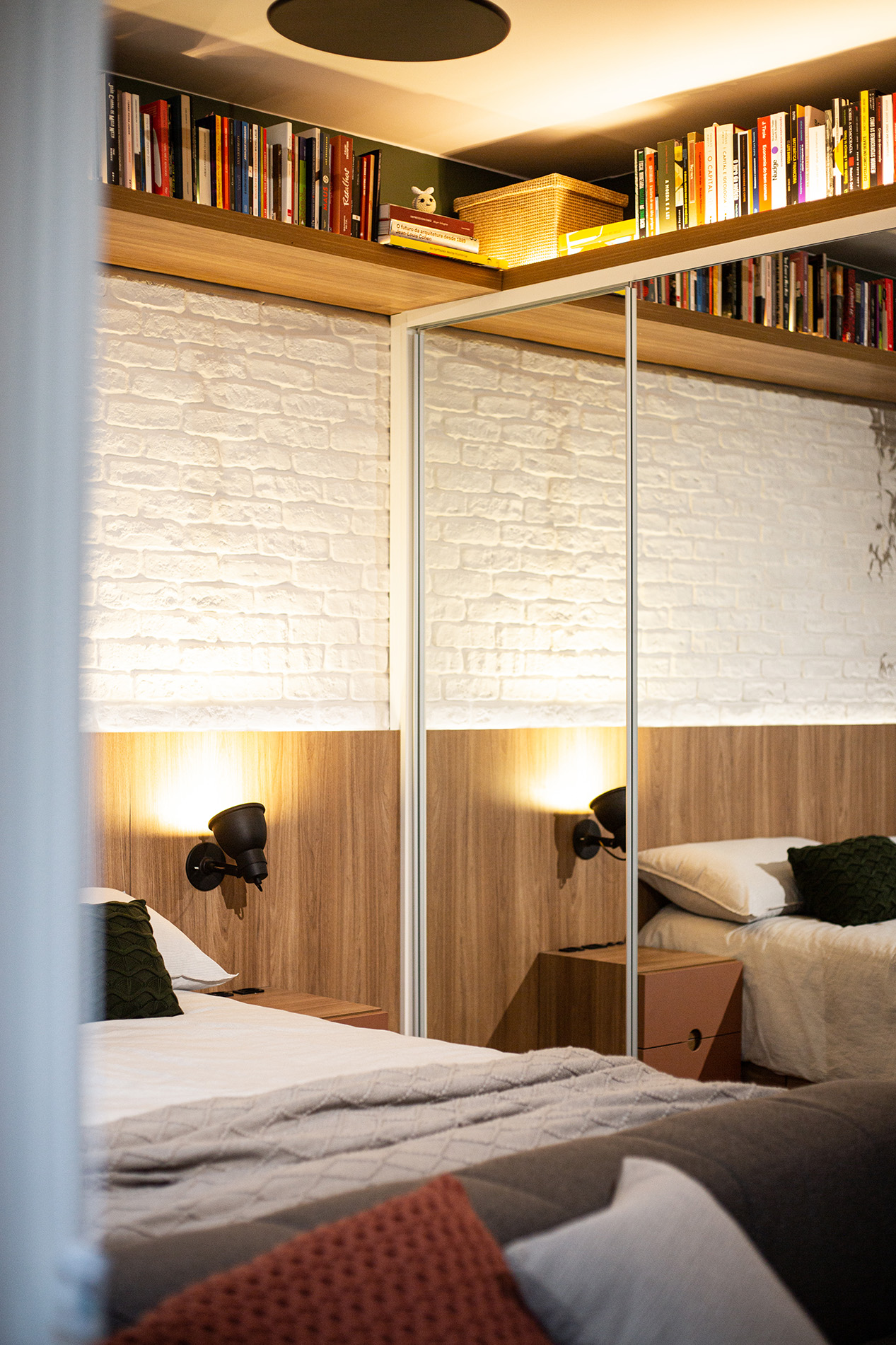 detalhes da sala em azul escuro na poltrona e no tapete