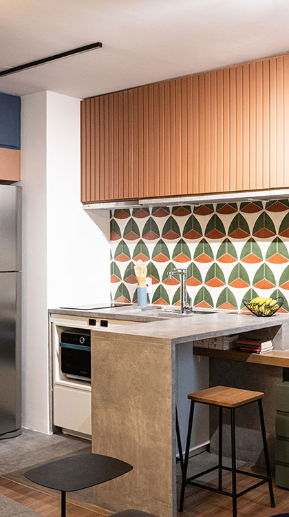 vista frontal da cozinha com a sala de estar