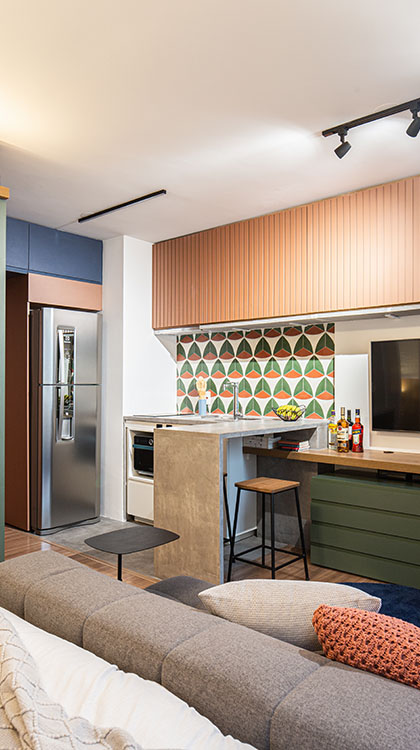 detalhes da cozinha com o gabinete de madeira e a pia de concreto