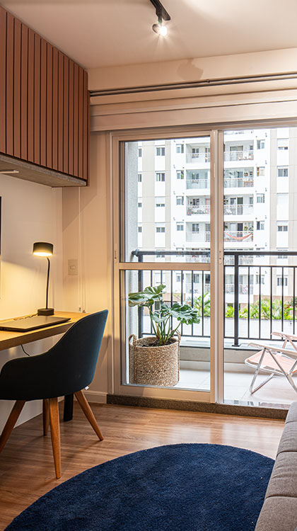 vista frontal do quarto com o sofá