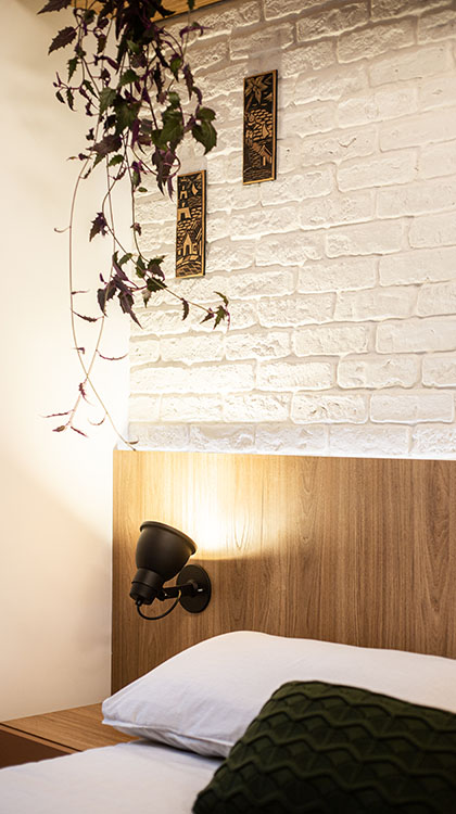 detalhes das almofadas em vinho no sofá