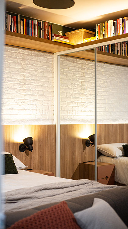 detalhes da sala em azul escuro na poltrona e no tapete